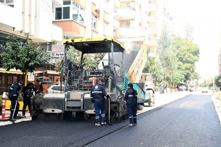 Seyhan’da Her Gün 9 Noktada Asfalt Çalışması