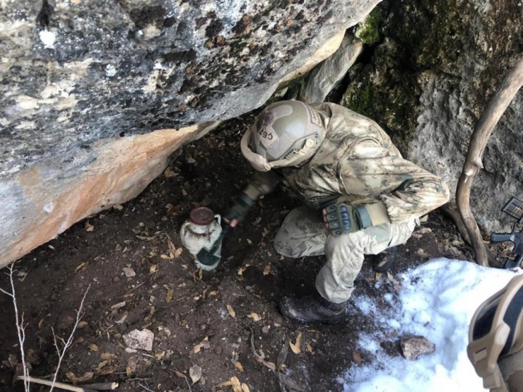 Siirt’te Teröristlere Ait 17 Mağara İmha Edildi