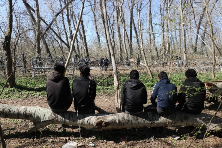 Sınırda Umutlu Bekleyiş Sürüyor