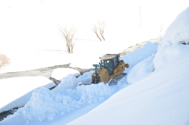 Şırnak’ta Kardan Yolları Ulaşıma Kapanan İki Aileye Ulaşıldı