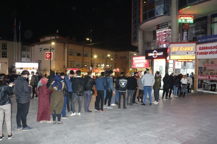 Sivas’ta Tatili Duyan Öğrenciler Bilet Satış Noktalarına Akın Etti