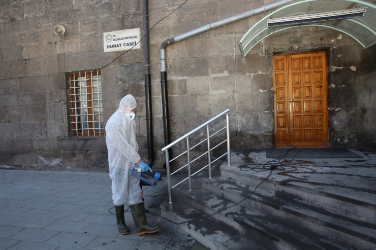 Melikgazi Belediyesi, Cami Ve Sosyal Tesisleri Dezenfekte Etti