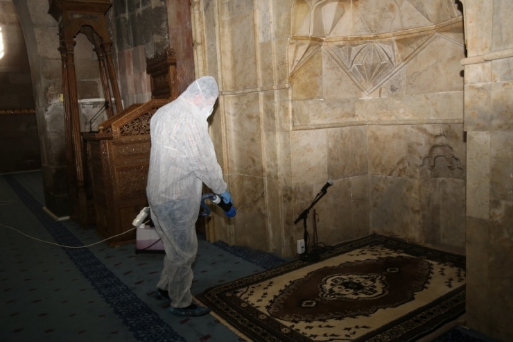 Melikgazi Belediyesi, Cami Ve Sosyal Tesisleri Dezenfekte Etti