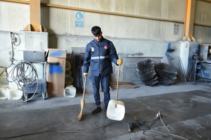 Tarsus’ta Plastik Bidonlardan Faraşa Dönüşüyor