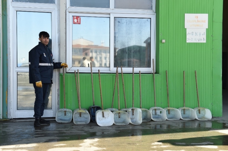 Tarsus’ta Plastik Bidonlardan Faraşa Dönüşüyor