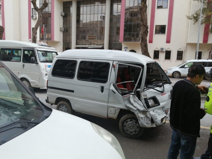 Telefonunu Düşürünce Kaza Yaptı