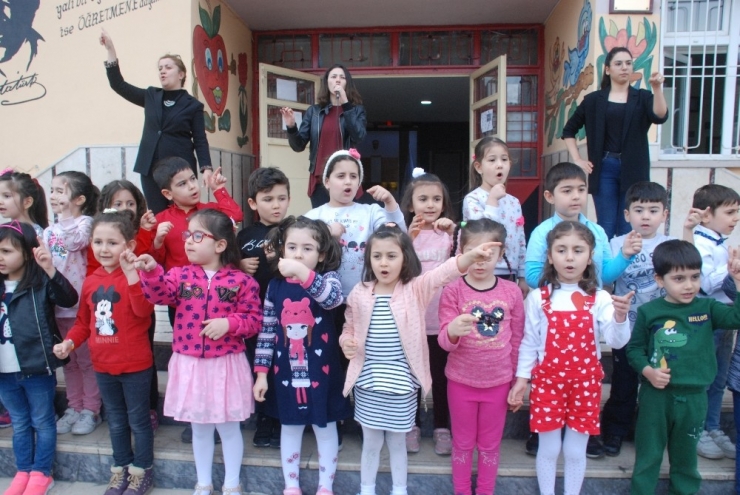 Bin Öğrenci Aynı Anda İşaret Dili İle İstiklal Marşı’nı Okudu