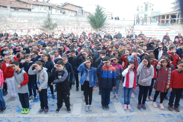 Bin Öğrenci Aynı Anda İşaret Dili İle İstiklal Marşı’nı Okudu