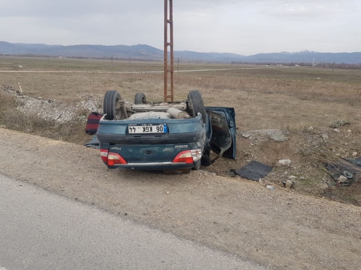 Köpeğe Çarpmamak İçin Manevra Yapınca Takla Attı: 4 Yaralı