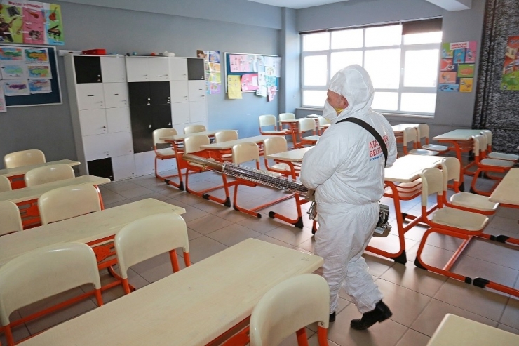 Ataşehir Belediyesi Okulları, İbadethaneleri Ve Parkları Mikrop Ve Virüslere Karşı İlaçlıyor