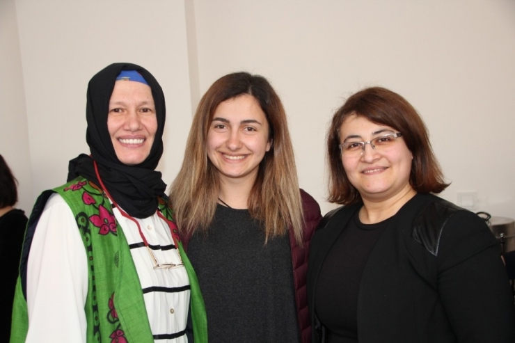 Türk Kadınının Afrika’daki Faaliyetleri Anlatıldı