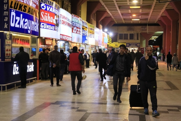 Okullar Tatil Oldu, Öğrenciler Otogara Akın Etti