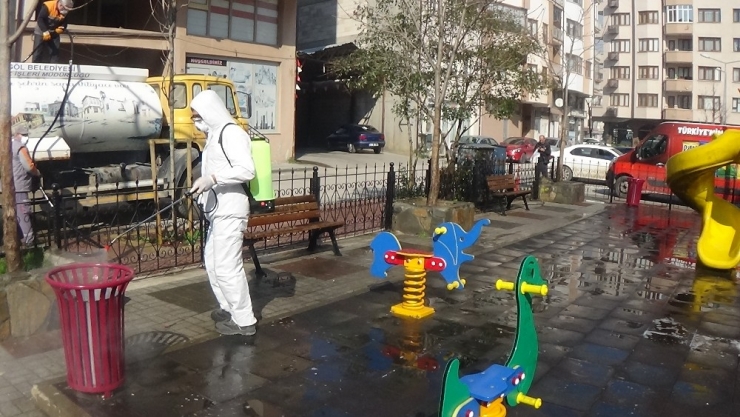 İnegöl’de Duraklar, Parklar, Camiler Ve Okullar İlaçlanıyor