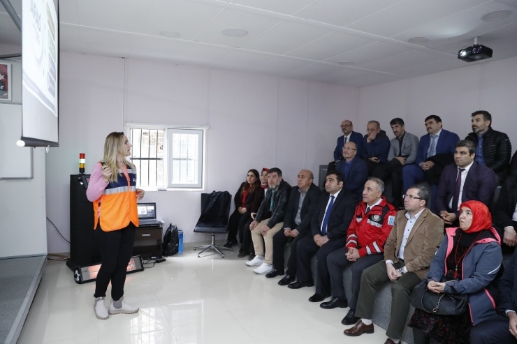 Sultangazi’de Deprem Eğitimi