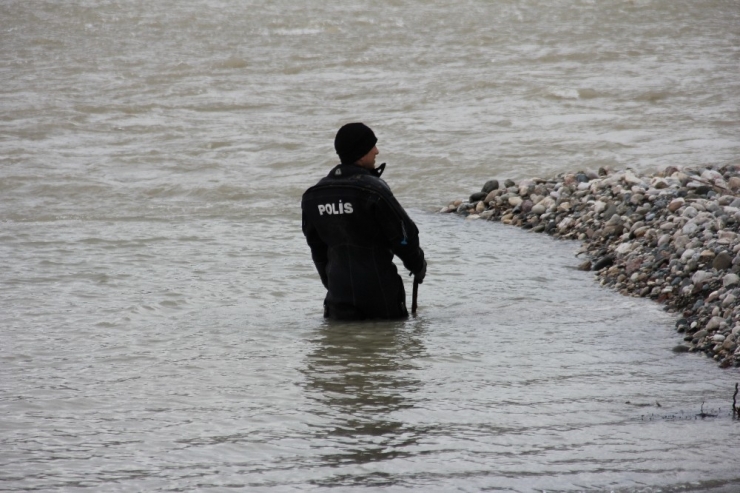 Dalgıçlar Kayıp Engelli Şahsı Nehirde Arıyor