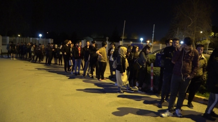 Antalya Otogarında Tatil Yoğunluğu