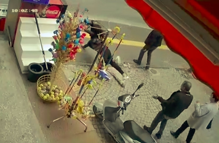 Yürürken Zincire Takılan Genç Kız Hastanelik Oldu