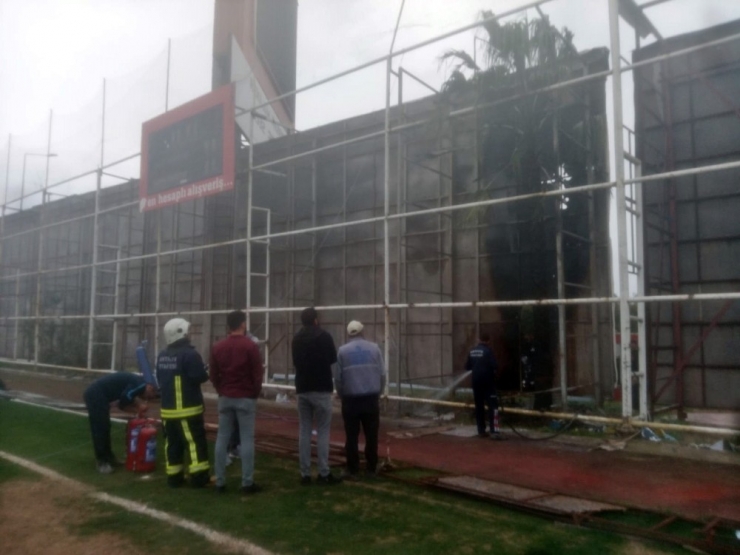 Antalyaspor Hasan Subaşı Tesisleri Sahasındaki Yangın Korkuttu