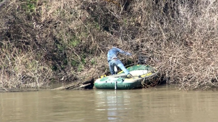 Yunan Askerler Yanından Geçen Mültecileri Görmedi