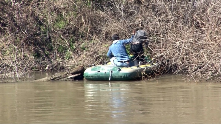 Yunan Askerler Yanından Geçen Mültecileri Görmedi