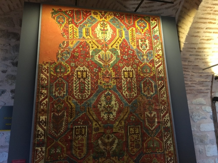 Azerbaycan’ın Eski Ve Nadir Halıları Sergilendi