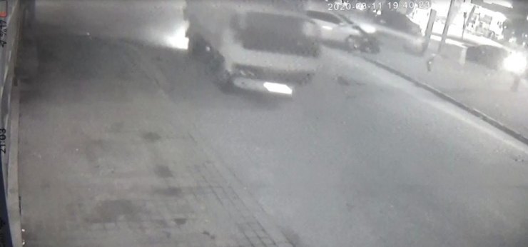 Önce Kamyona, Ardından Elektrik Direğine Çarptı