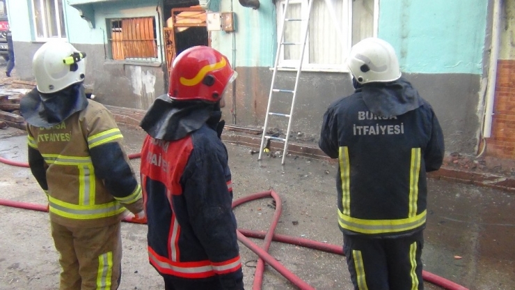 Ahşap Ev Alevlere Teslim Oldu