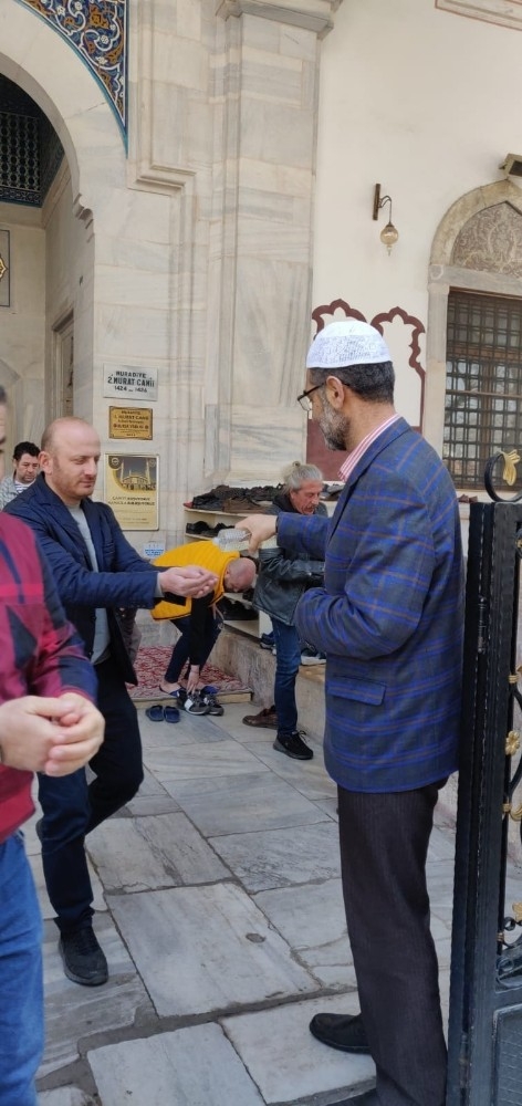 Muradiye Camii Cemaatine Kolonya İkramı