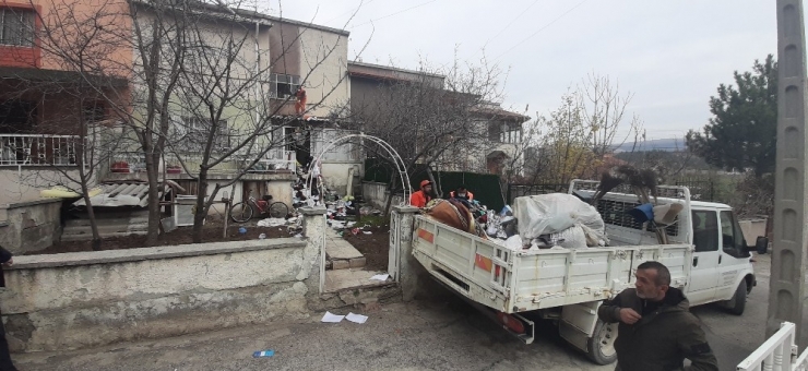 Çorum’da Bir Evden İki Kamyonet Çöp Çıktı