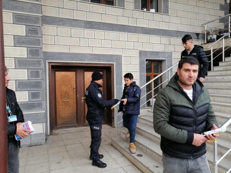 Cuma Namazı Sonrası Uyuşturucu Bilinçlendirme Broşürleri Dağıtıldı