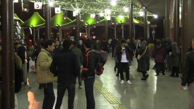 Konya Otogarında Öğrenci Yoğunluğu