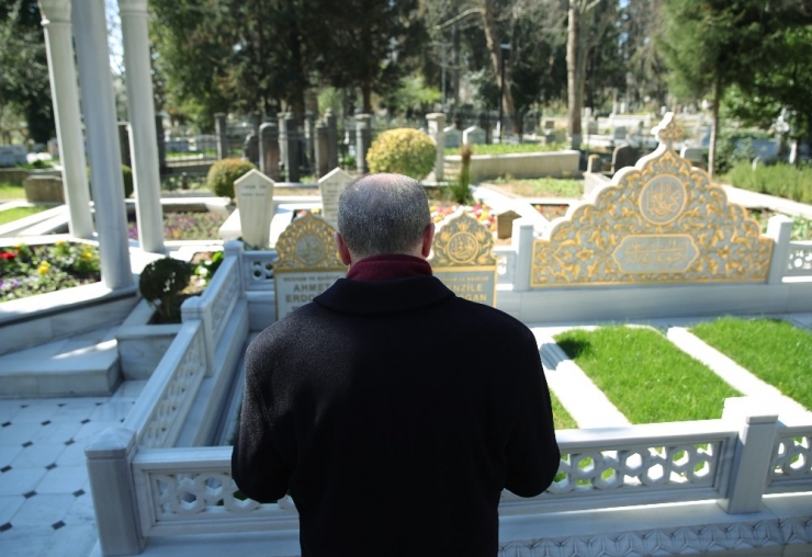 Cumhurbaşkanı Erdoğan, Karacaahmet Mezarlığı’ndaki Aile Kabristanını Ziyaret Etti