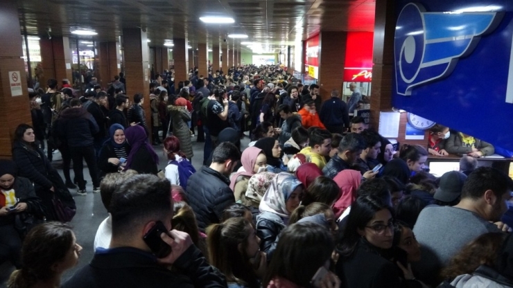 Otobüs Terminaline Akın Eden Öğrenciler Bilet Bulamadı