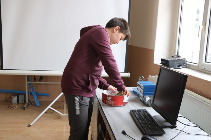 Hurdadan Robot Yapan Öğrenciler Öğretmenlerinin Destekleriyle Üç Boyutlu Yazıcı İle Hayallerini Gerçekleştiriyor