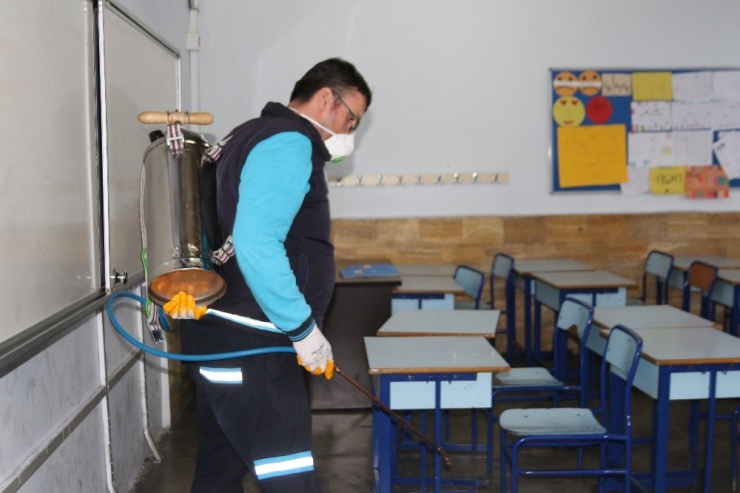 Denizli’de Okullarda Dezenfektasyon İşlemleri Başladı