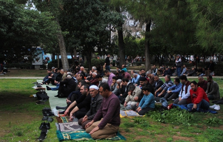 Antalya’da Cuma Namazında Camiler Doldu Taştı