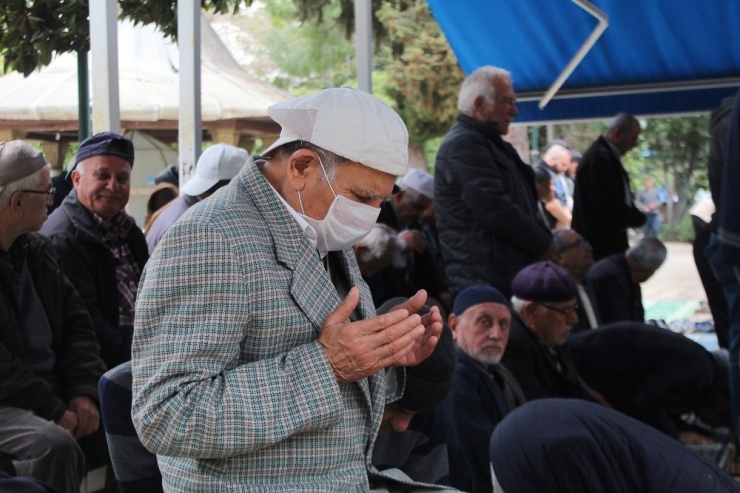 Antalya’da Cuma Namazında Camiler Doldu Taştı