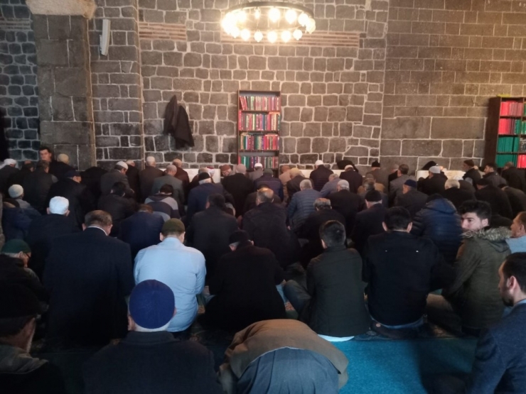 Diyarbakır’da Cuma Namazında Cemaate Korona Virüsü Uyarısı