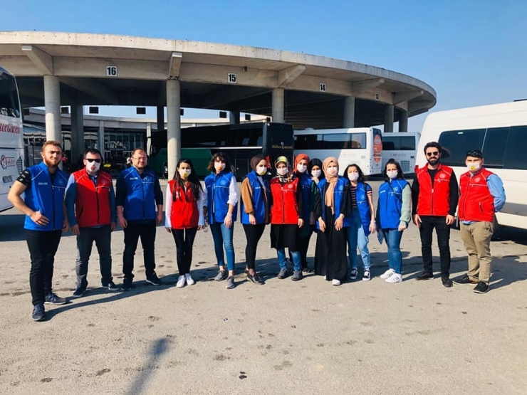 Gençler Otogarda El Dezenfektan Uygulaması Yaptı