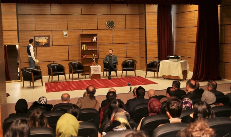 Eğitim Fakültesi Öğrencileri Necip Fazıl Kısakürek’in Eserini Sahneledi