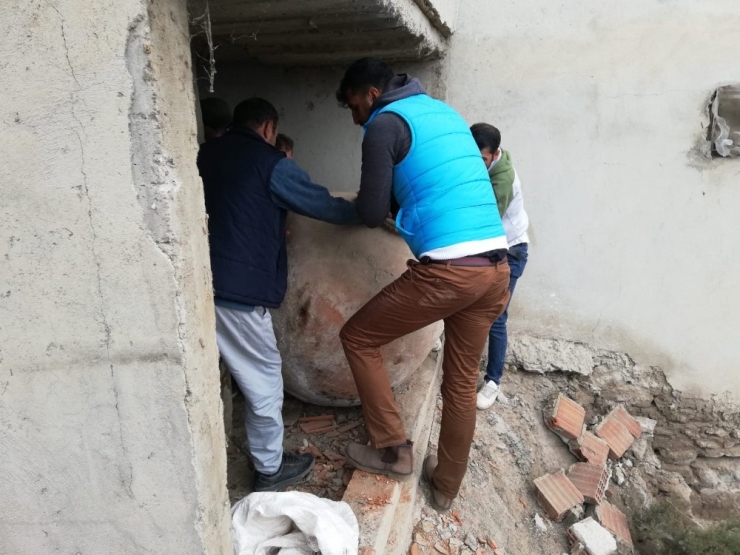 Elazığ’da Yıkılacak Evden 700 Yıllık "Tahıl Küpleri" Çıktı