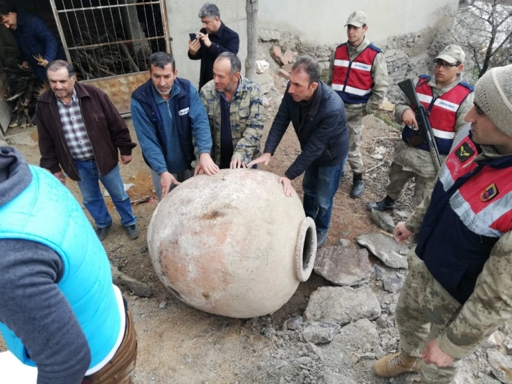 Elazığ’da Yıkılacak Evden 700 Yıllık "Tahıl Küpleri" Çıktı