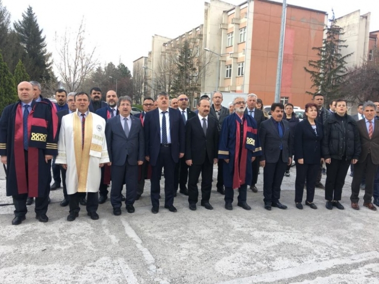 Rektör Çalış: “Türk Milleti Temiz Bir Millet Olduğu İçin Virüsü Çabuk Atlatacağız”