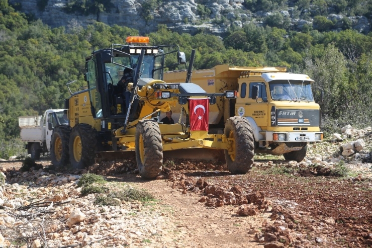 Erdemli’de Hayvancılıkla Uğraşanların Ulaşım Sıkıntısı Çözüldü