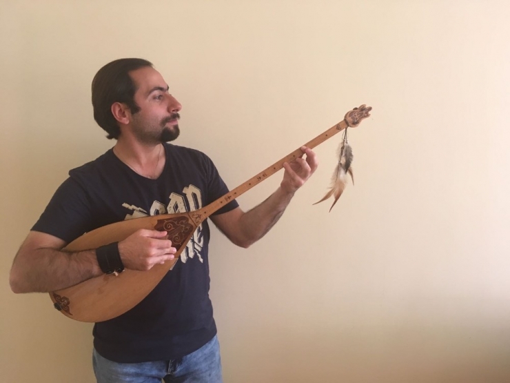 Çinli Öğrencileriyle Birlikte Korona Virüsüne Beste Yaptı