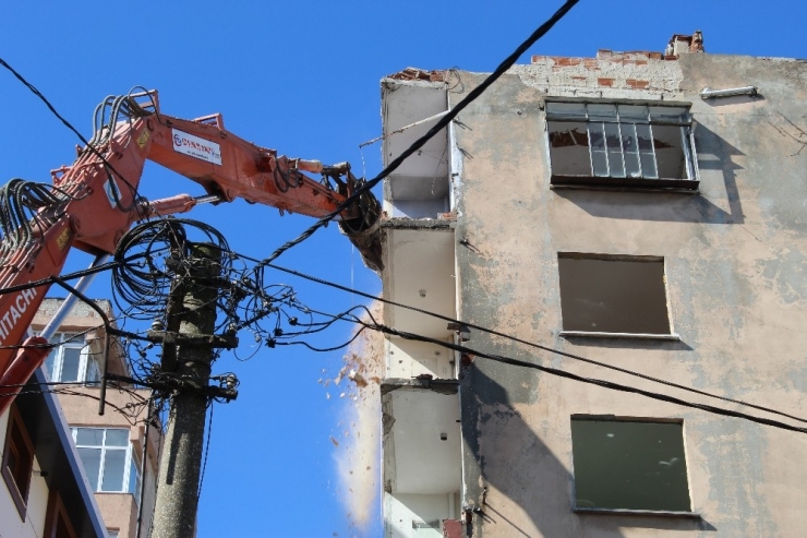 Esenler’de Ağır Hasarlı Binaya Kontrollü Yıkım