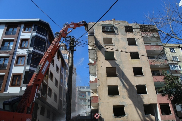 Esenler’de Ağır Hasarlı Binaya Kontrollü Yıkım