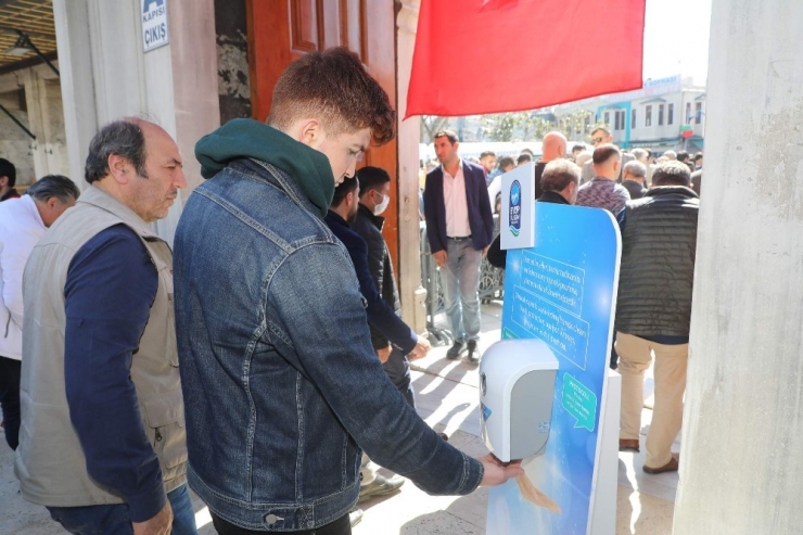 Eyüpsultan Camii Girişlerine Dezenfektan Cihazı Konuldu