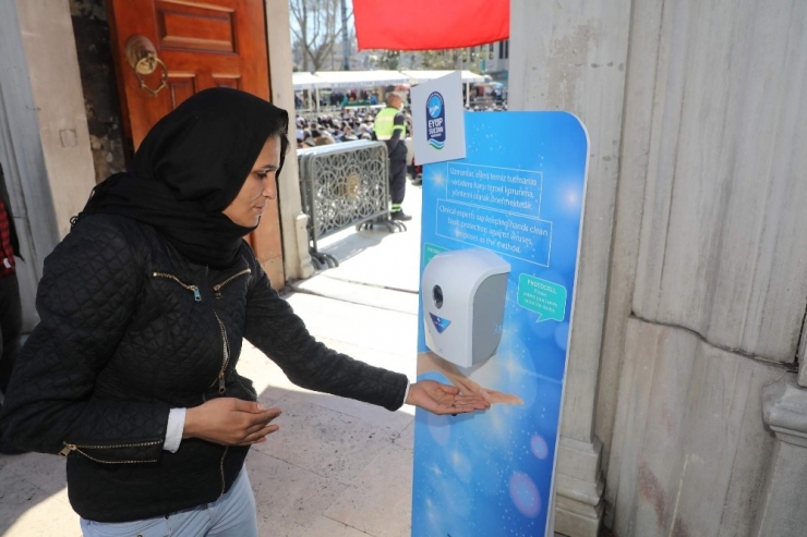 Eyüpsultan Camii Girişlerine Dezenfektan Cihazı Konuldu