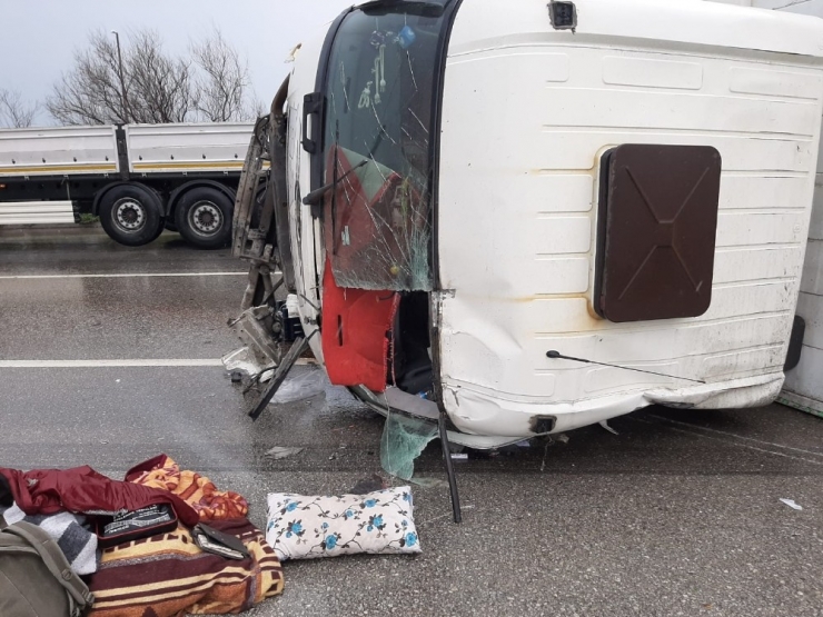 Kamyon Otoyolda Devrildi: 3 Yaralı